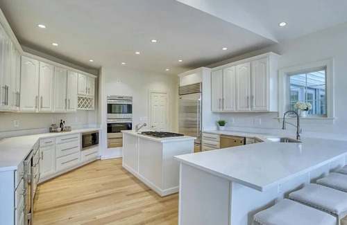 Addison Heights House | Spacious 8-bedroom house in lovely Arlington with WiFi, AC
