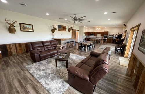 Ellis County Cabin | Spacious 8 Bedroom Lodge