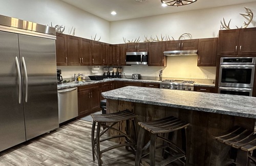 Ellis County Cabin | Spacious 8 Bedroom Lodge