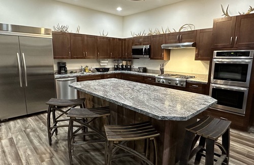 Ellis County Cabin | Spacious 8 Bedroom Lodge