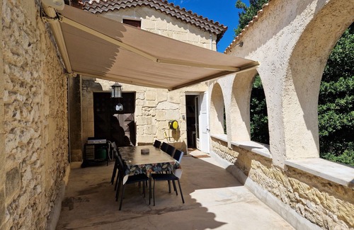 Sommieres House | 🏡 Spacious, air-conditioned 8-person gîte with swimming pool, between history, nature and the sea