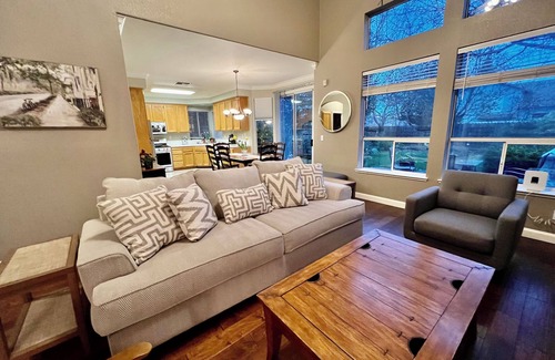 Roseville House | Spacious and bright 4-bedroom retreat close to everything