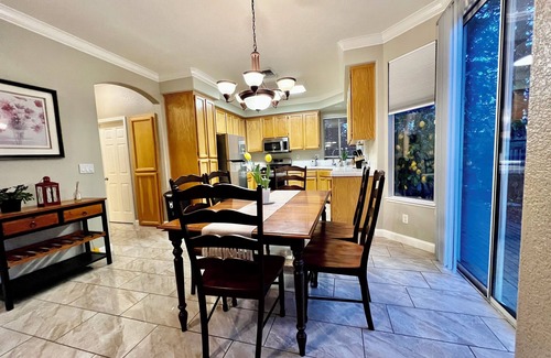 Roseville House | Spacious and bright 4-bedroom retreat close to everything
