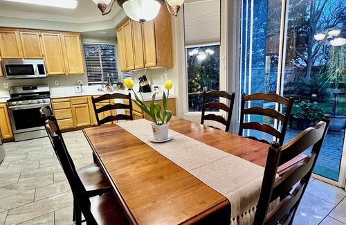 Roseville House | Spacious and bright 4-bedroom retreat close to everything
