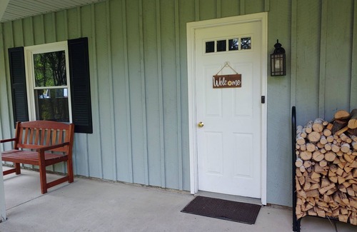 Hamilton Apartment | Spacious and comfortable, king bed and double futon sofa, kitchen, near 7 Oaks
