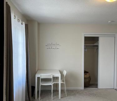 Thorold House | Spacious and Cozy Private Room in a Family Home- 2MIN to highway 15MIN to Niagara Falls& US Border