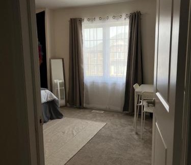 Thorold House | Spacious and Cozy Private Room in a Family Home- 2MIN to highway 15MIN to Niagara Falls& US Border