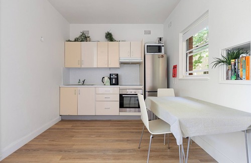 Manly Apartment | Spacious and Idyllic Unit in Little Manly