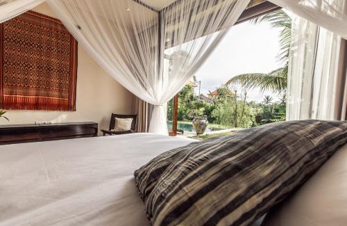 Sayan Villa | Spacious and Luxury Modern Villa with Huge Garden and Pool