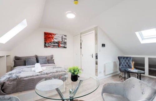 Golborne Apartment | Spacious and Modern studio in London