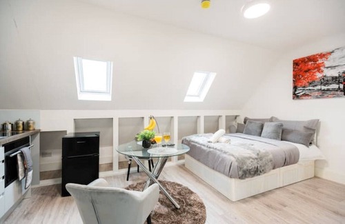 Golborne Apartment | Spacious and Modern studio in London