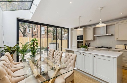 Chiswick Riverside House | Spacious and stylish London house near river and Park free parking