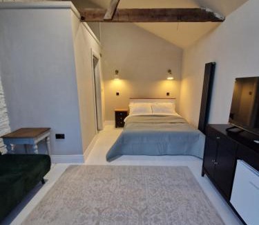 Heath and Reach Apartment | Spacious apartments, sleeps 6, 15min to Milton Keynes