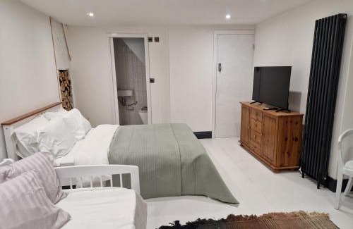 Heath and Reach Apartment | Spacious apartments, sleeps 6, 15min to Milton Keynes