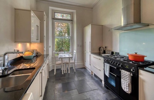 Bristol Apartment | Spacious Apartment in Redland, Private Parking