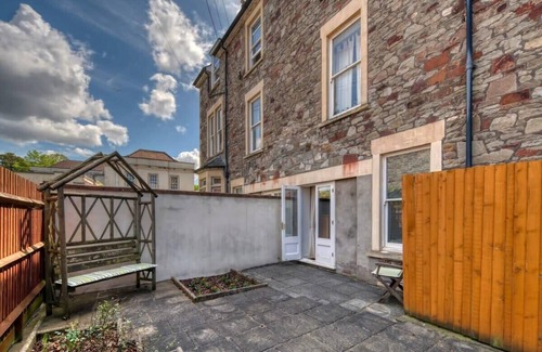 Bristol Apartment | Spacious Apartment in Redland, Private Parking