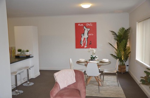 St Kilda Apartment | Spacious apartment in the heart of St Kilda with parking