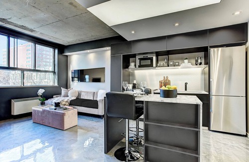 Shaughnessy Village Apartment | Spacious Apartment near McGill