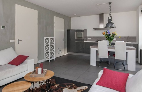 Moordrecht Apartment | Spacious apartment in a cosy dutch village