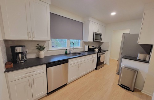 Drayton House | Spacious Apartment With 2-King Master Bedroom Suits