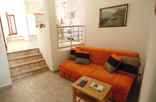 Petrovac Apartment | Spacious apartment with a massive lush patio