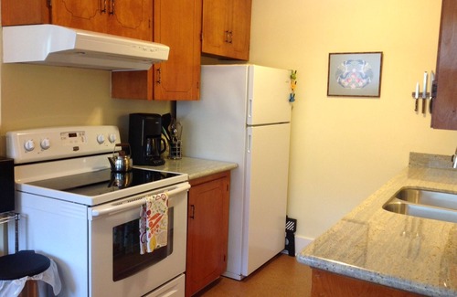 Sellwood-Moreland Apartment | Spacious apartment with enclosed sunporch and garden patio