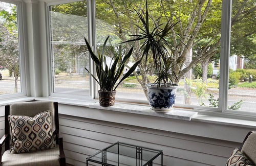 Sellwood-Moreland Apartment | Spacious apartment with enclosed sunporch and garden patio