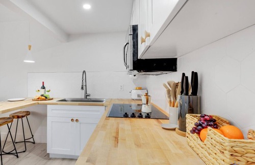 North Beach Apartment | Spacious Apt 2 Blocks to Beach & Collins Park