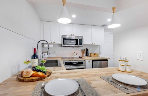 North Beach Apartment | Spacious Apt 2 Blocks to Beach & Collins Park
