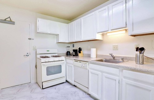 Crystal City Apartment | Spacious Apt– Walk to Metro & Near D.C.