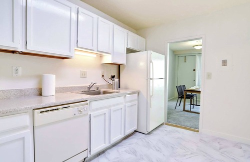 Crystal City Apartment | Spacious Apt– Walk to Metro & Near D.C.