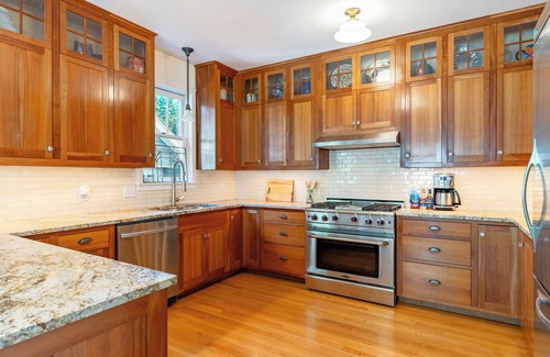North Admiral House | Spacious Art Filled Craftsman with Garden Oasis - Near Beach & City