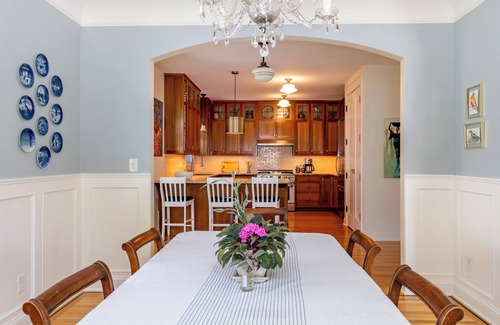 North Admiral House | Spacious Art Filled Craftsman with Garden Oasis - Near Beach & City