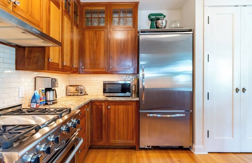 North Admiral House | Spacious Art Filled Craftsman with Garden Oasis - Near Beach & City
