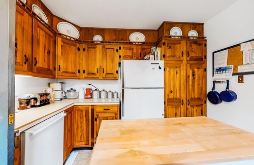 Madaket House | Spacious Beach Cottage with Grill, Patio, Outdoor Shower & High-Speed WiFi