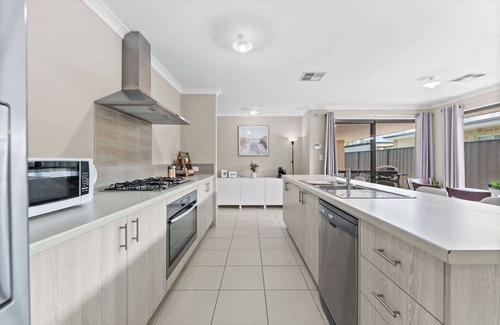 Dawesville House | Spacious Beach House – Family & Pet-Friendly