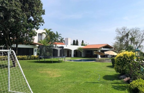 Tres de Mayo House | Spacious beautiful house on an area of ​more than 1000m2 inside a cluster.