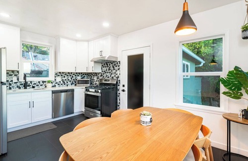 Coastal San Pedro House | Spacious & Beautiful 3-bedroom 3 1/2 bath ocean-dreamscape