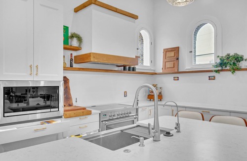 Southtown House | Spacious beautiful home in Lavaca Historic district. 15 minute walk to Alamodome
