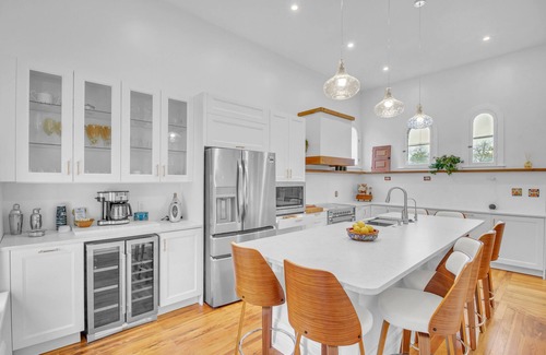 Southtown House | Spacious beautiful home in Lavaca Historic district. 15 minute walk to Alamodome