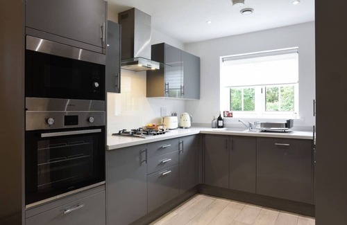 West End House | Spacious Bedroom |Own Bathroom|Contractor Friendly