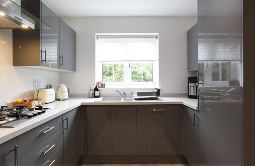West End House | Spacious Bedroom |Own Bathroom|Contractor Friendly
