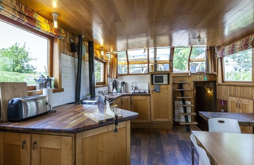 Merkem Boat Rental | Spacious Boat with Scenic Views