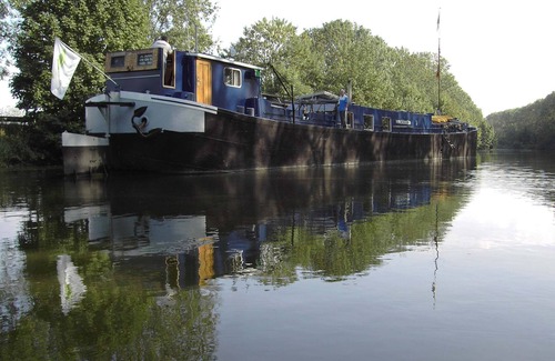 Merkem Boat Rental | Spacious Boat with Scenic Views
