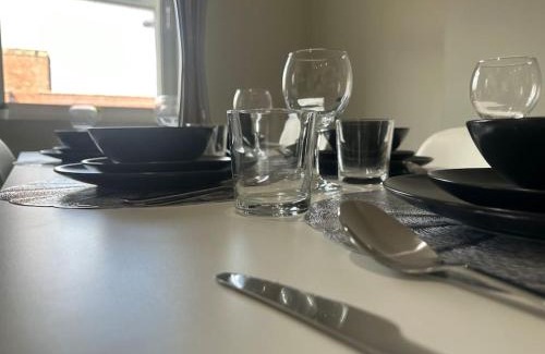 Brentwood Apartment | Spacious, bright 2 bed flat with 1 S/king bed.