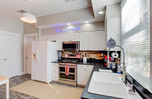 Central Gardens Cottage | Spacious & Bright Cottage in Beautiful, Safe Midtown - 2 Miles from Beale Street