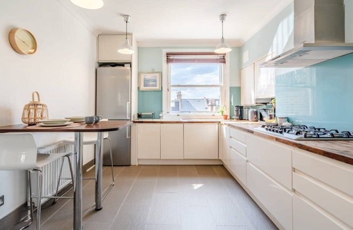 Kilburn Apartment | Spacious & Bright Hampstead Apartment with Balcony
