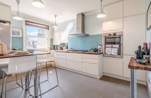Kilburn Apartment | Spacious & Bright Hampstead Apartment with Balcony