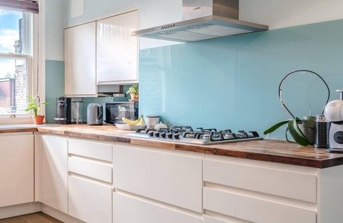 Kilburn Apartment | Spacious & Bright Hampstead Apartment with Balcony