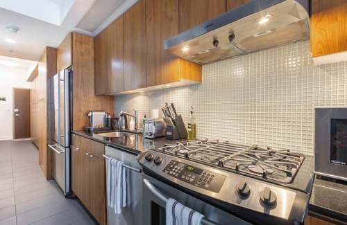 Gastown Condo | Spacious, Bright, Sleeps 5+Free Parking